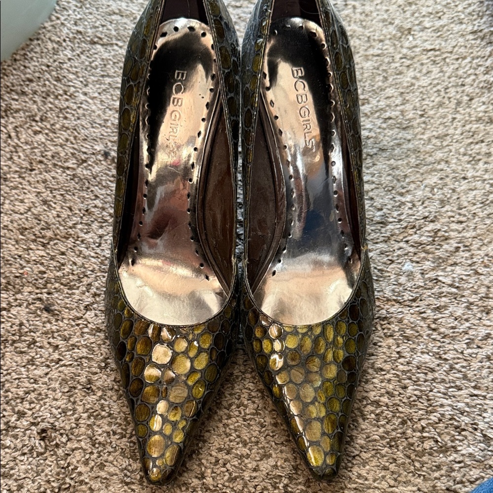 Army green alligator pumps BCBG size 38B 8
